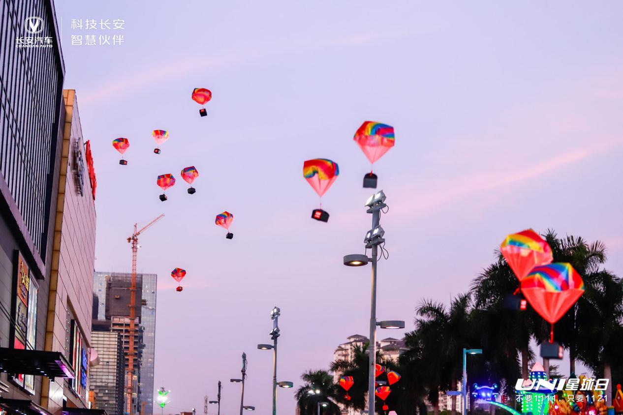 惊现广州闹市，吸引无数路人驻足围观