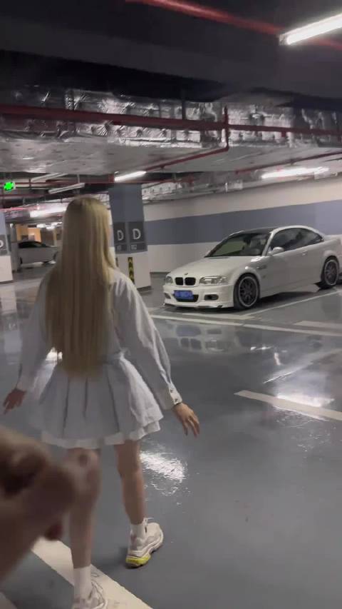 给女朋友开一辆比她还大的手动挡M3