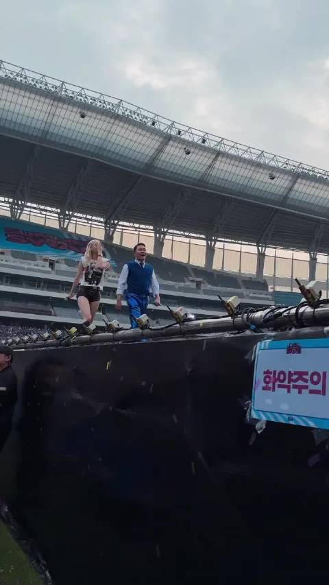 rosé惊喜嘉宾空降鸟叔演唱会