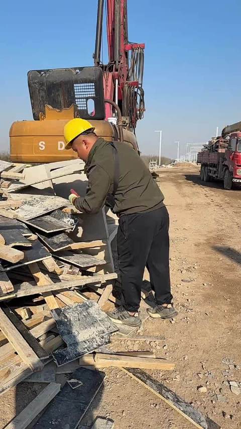 哈哈哈，路虎必须挪一下子！ 自己玩自己的梗，还真好玩！