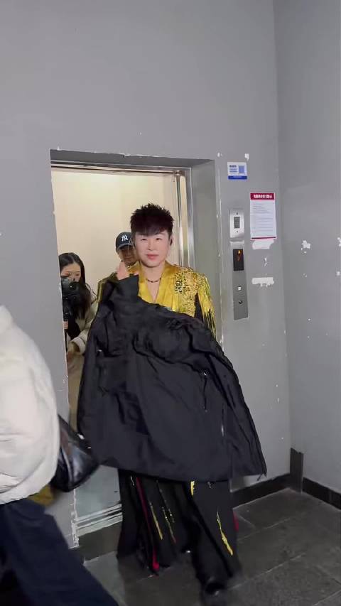 胡彦斌身穿金色战袍 亮相2026网络视听盛典现场