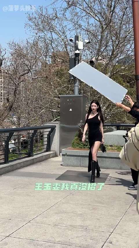 王玉雯你就继续用这样一张脸来搞抽象哈！