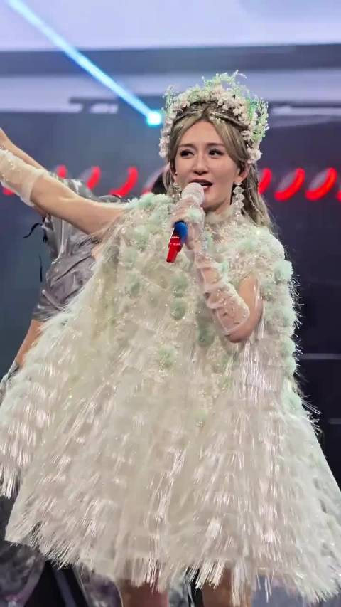 谢娜演唱会惊喜嘉宾：林志颖！全场疯狂尖叫！@谢娜 我是真的谢娜