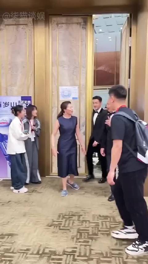 胡歌拒瓶装水引热议，肖战张真源视角揭娱圈陷阱