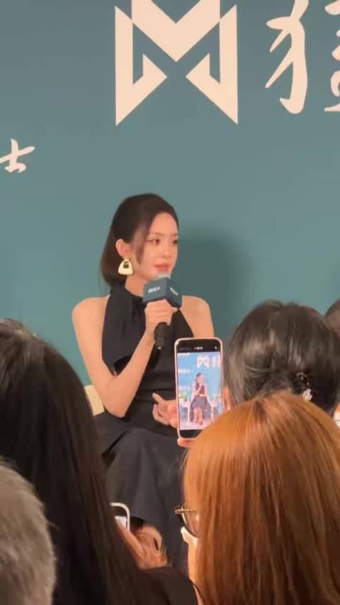 娜扎也来参加猛士发布会后的群访了，原图直出的美貌