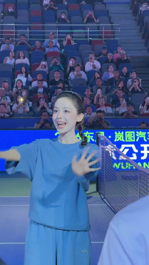 娜扎亮相武汉网球公开赛 好美好美好美啊