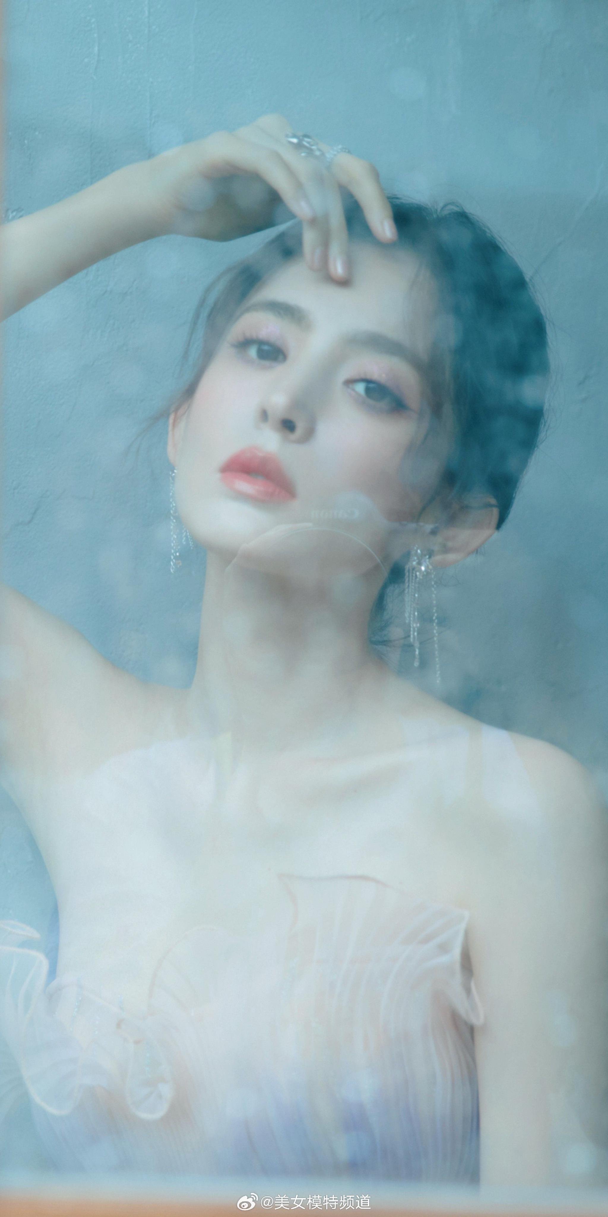 古力娜扎写真组图抹胸纱裙