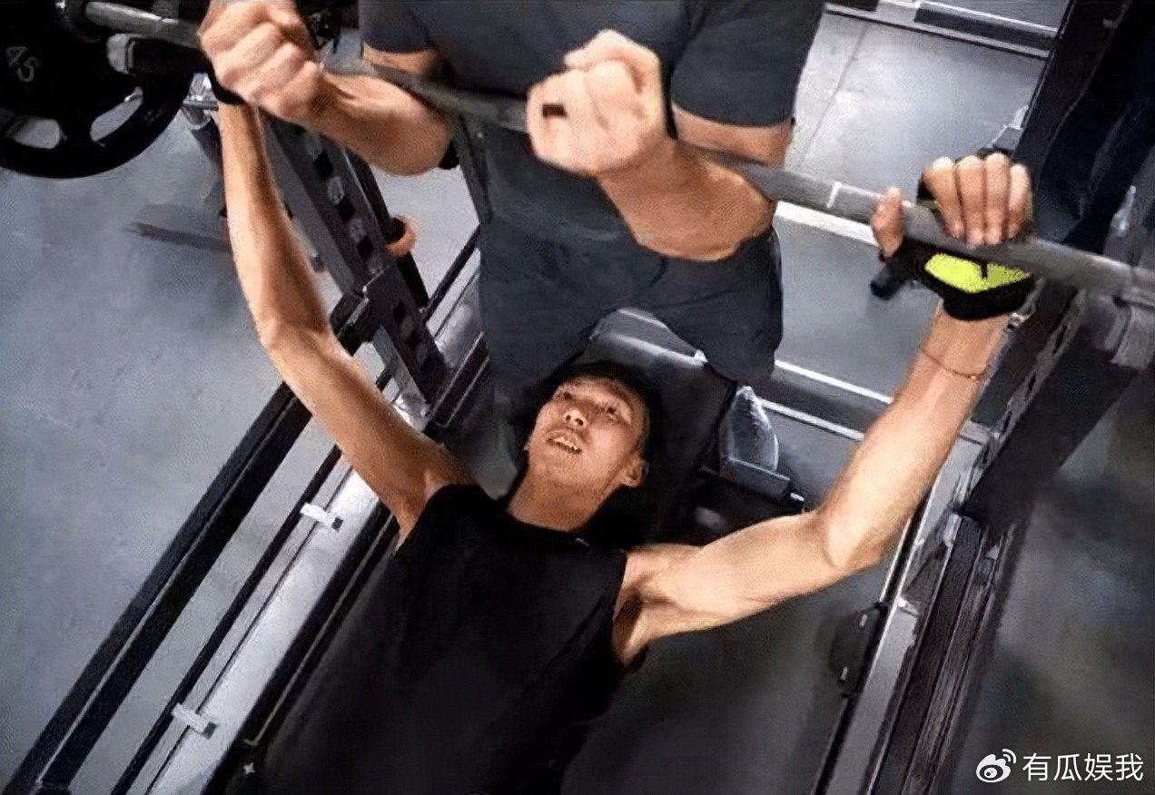 周琦卧推，易建联卧推，姚明卧推，没有对比就没有尴尬！