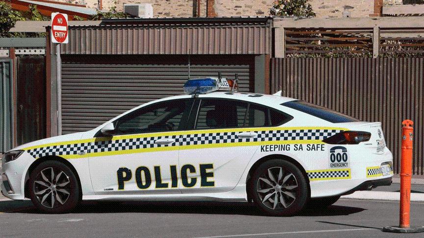 盗车后开车拖行警察，弃车逃逸后被撞伤，澳洲男子上演电影情节