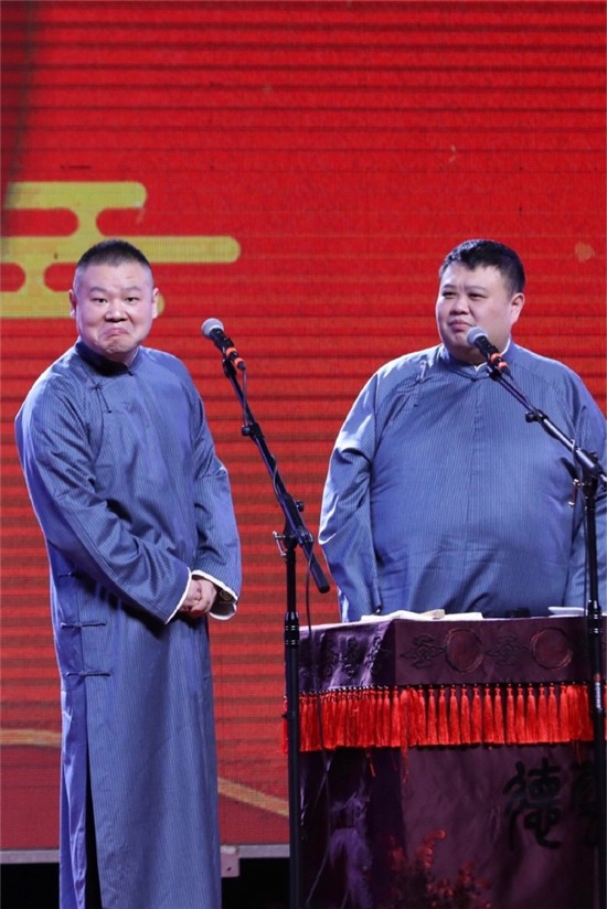 “金牌喜剧班”陈佩斯班同款身材女学员扎堆，郭德纲拿孙越砸挂