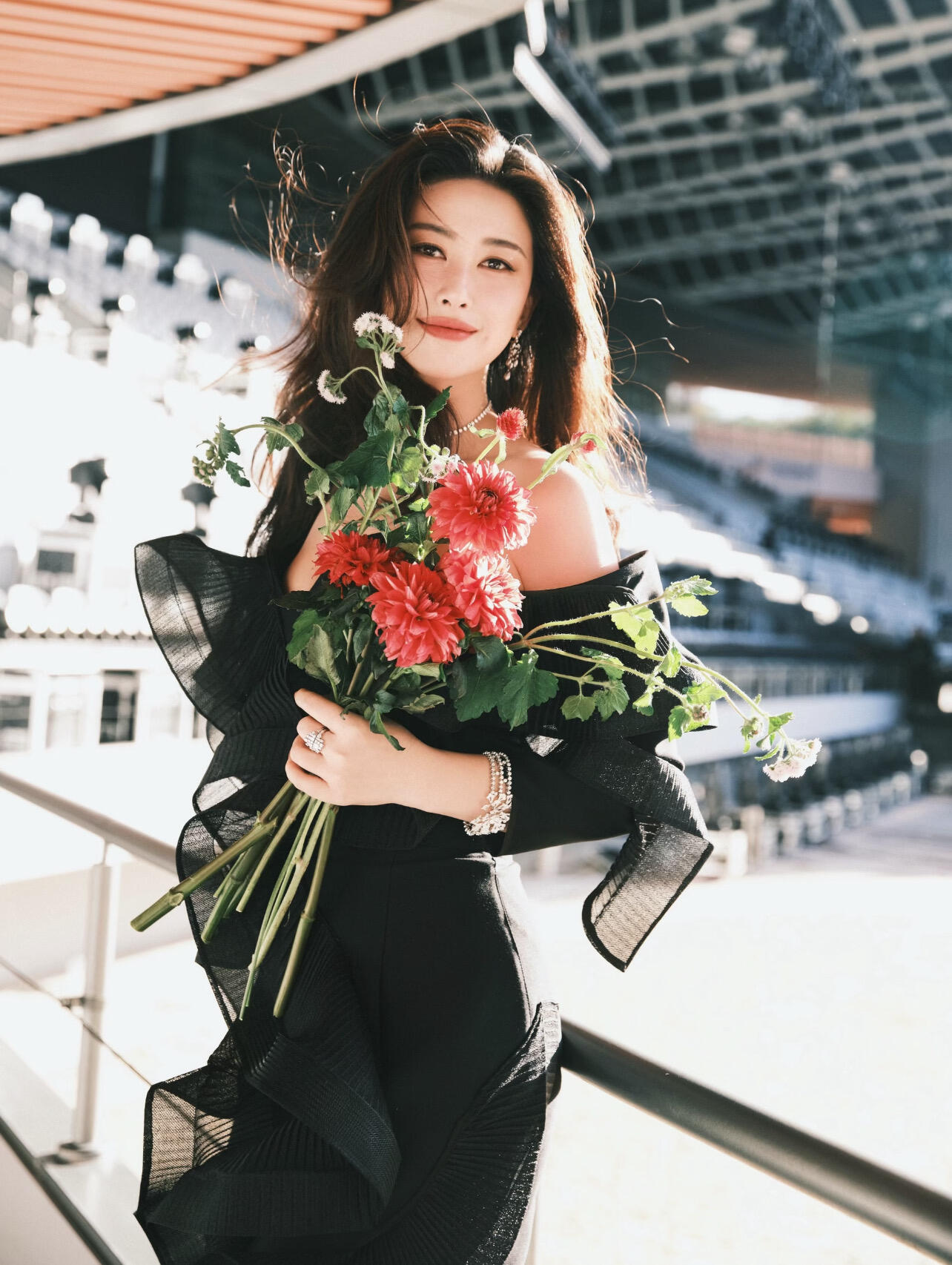 热烈如玫瑰，发现朱珠拍过不少捧花照啊好明媚！