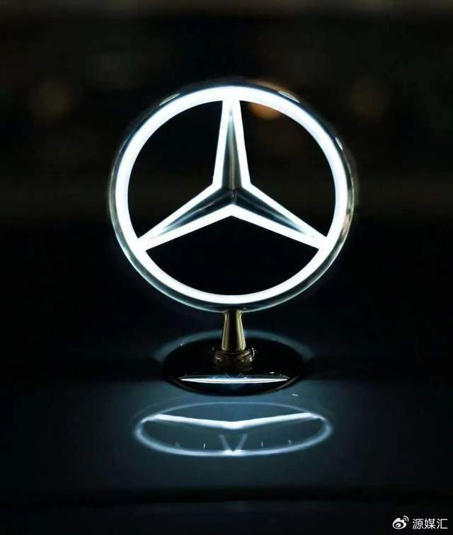 奔驰一急，把车头立标做成会发光的
