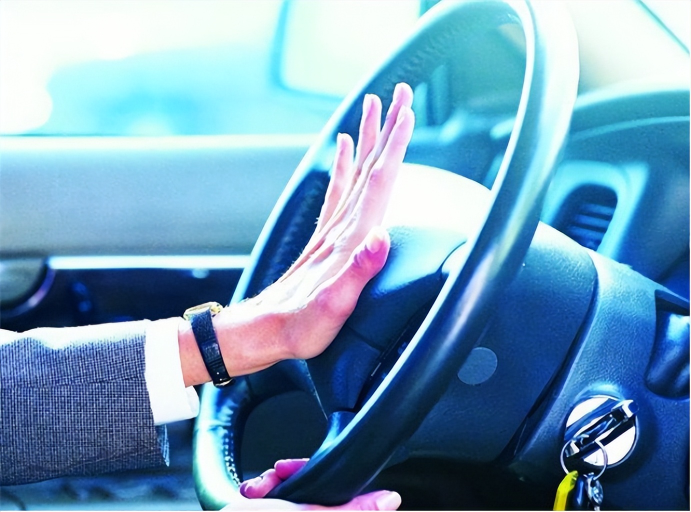 车灯“暗语”!闪1下、2下、3下是什么意思?不懂别说是“老手”休闲区蓝鸢梦想 - Www.slyday.coM 车灯“暗语”!闪1下、2下、3下是什么意思?不懂别说是“老手”休闲区蓝鸢梦想 - Www.slyday.coM