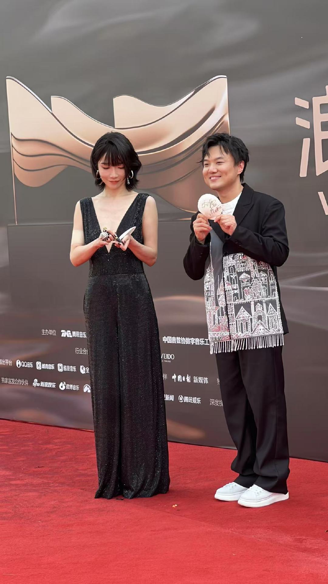 浪潮音乐大赏红毯众星云集，刘恋杜凯复刻经典封面，蔡健雅红衣惊艳