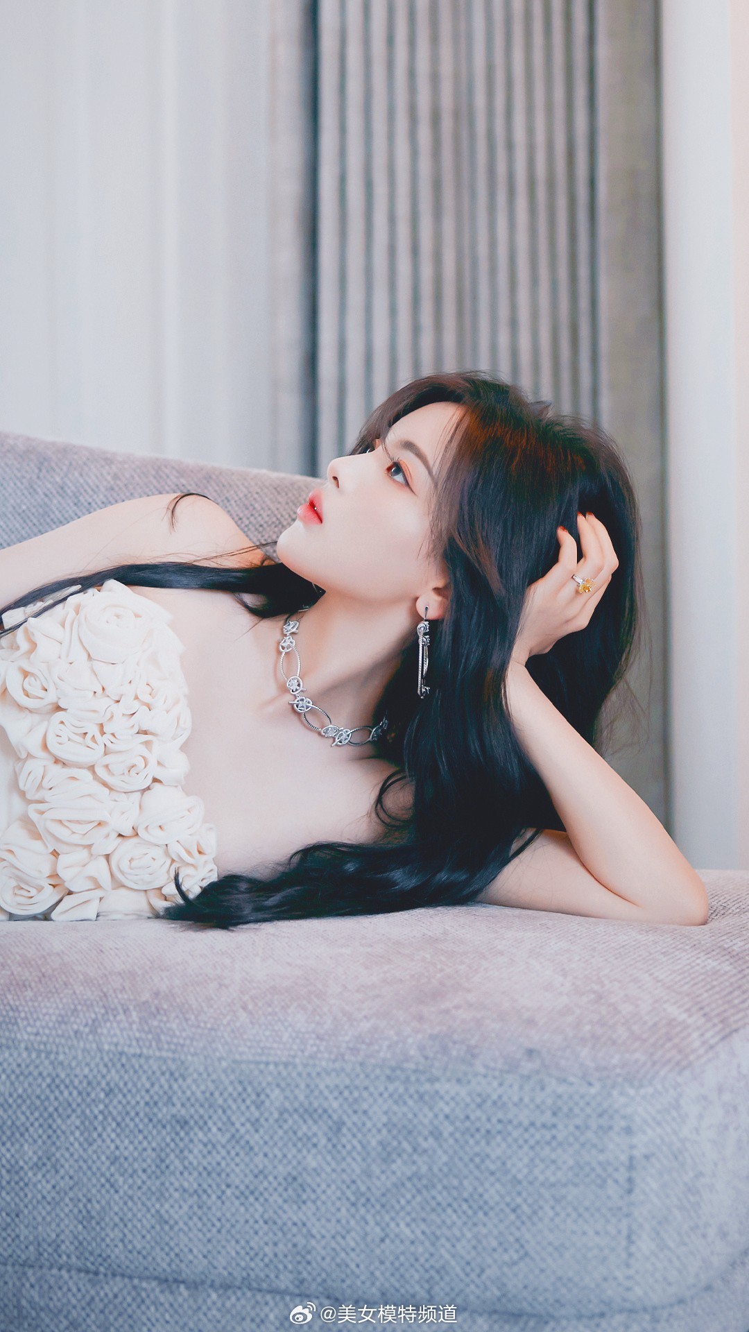 杨超越的一组甜酷写真