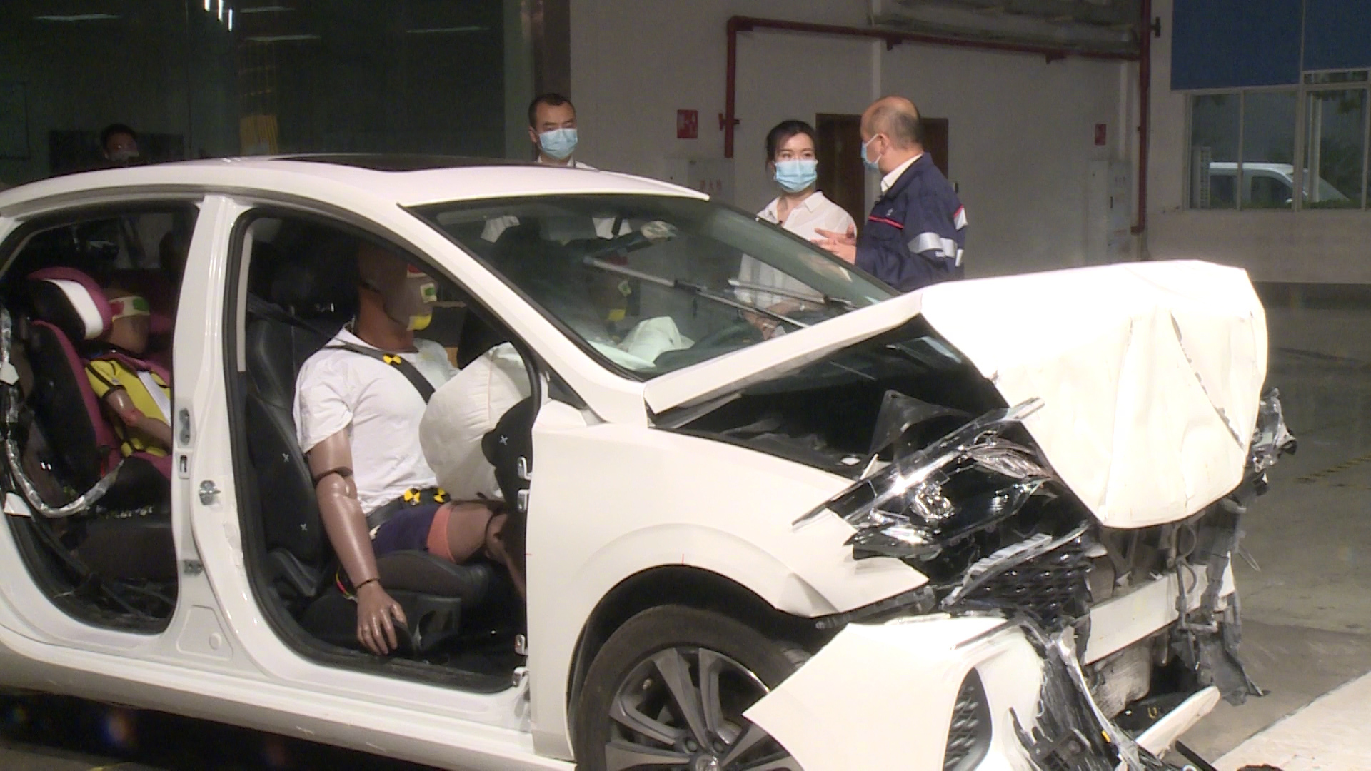 逸动PLUS 50km/h正面碰撞测试，A柱未变形，驾驶舱完整