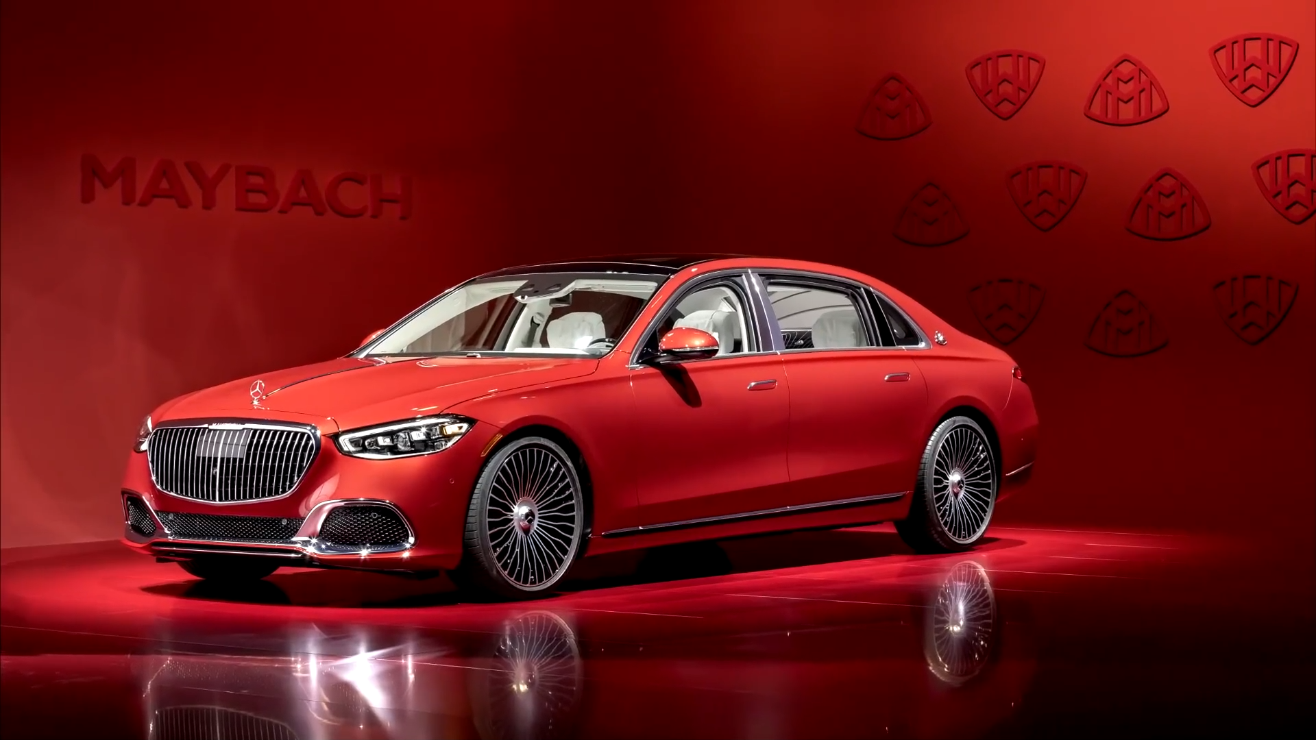 2021迈巴赫S级，内部配有CHAMPAGNE眼镜