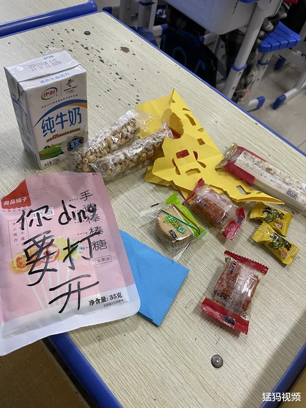 小学生用雨衣遮挡为老师送午饭:“没有雨,我用雨衣护着呢”休闲区蓝鸢梦想 - Www.slyday.coM 小学生用雨衣遮挡为老师送午饭:“没有雨,我用雨衣护着呢”休闲区蓝鸢梦想 - Www.slyday.coM