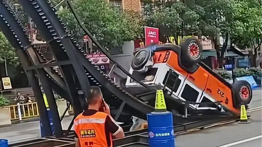 有点荒诞：212越野车爬坡翻车，北汽忙澄清！