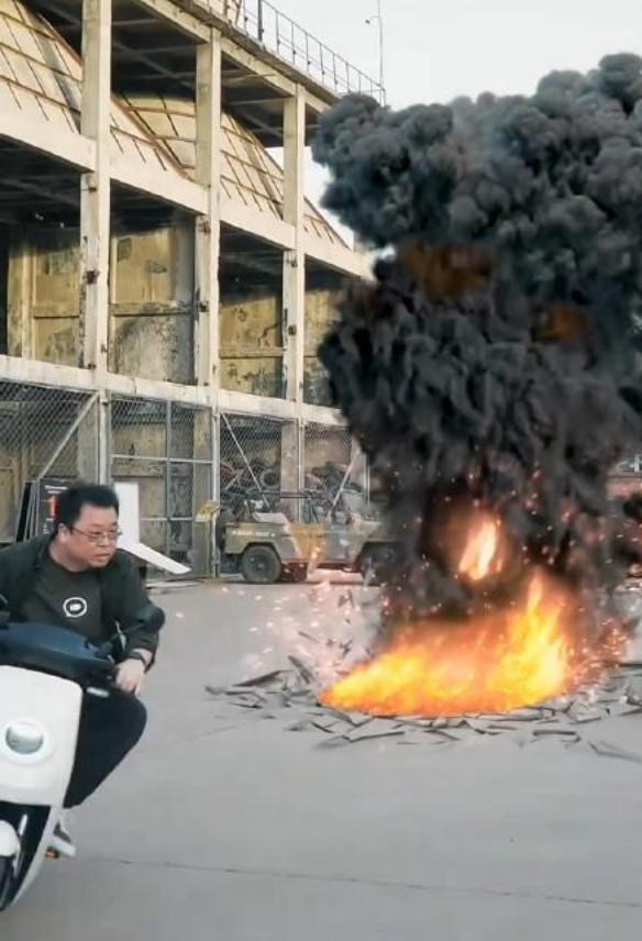 5毛钱炮轰特效亮了,罗永浩试骑小牛新电动车,笑疯网友