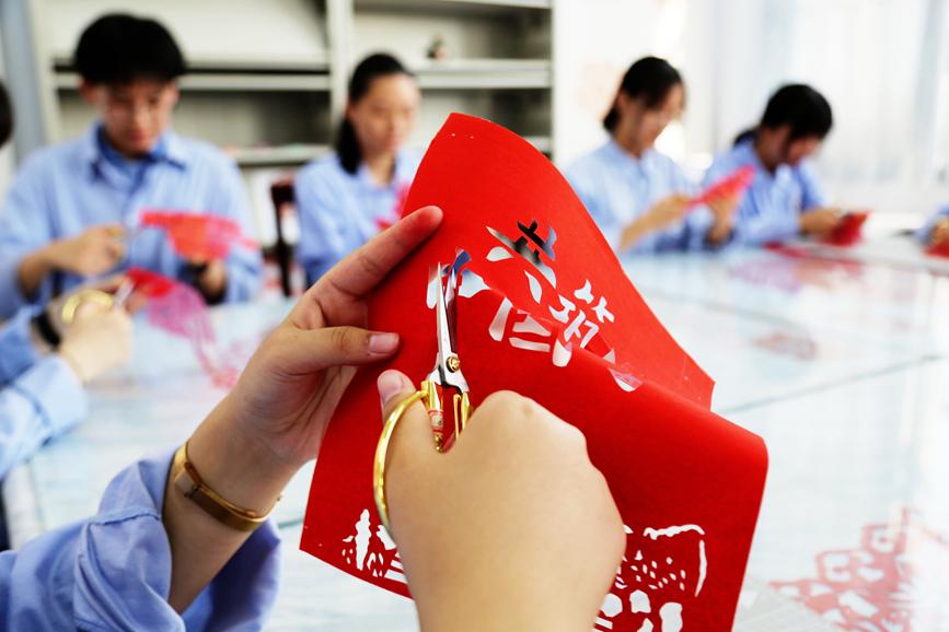 河南安阳:巧手剪纸迎国庆 同心祝福献祖国