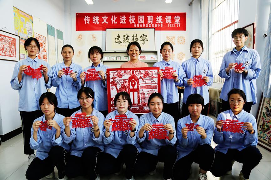 河南安阳:巧手剪纸迎国庆 同心祝福献祖国