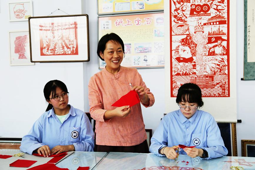河南安阳:巧手剪纸迎国庆 同心祝福献祖国