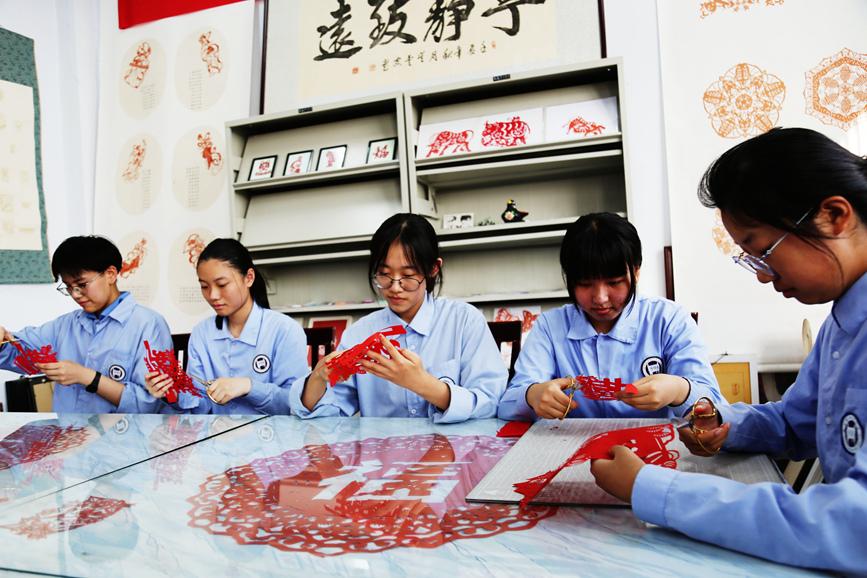 河南安阳:巧手剪纸迎国庆 同心祝福献祖国