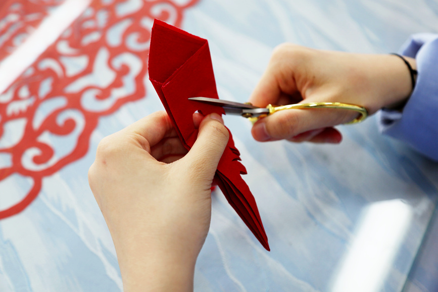 河南安阳:巧手剪纸迎国庆 同心祝福献祖国