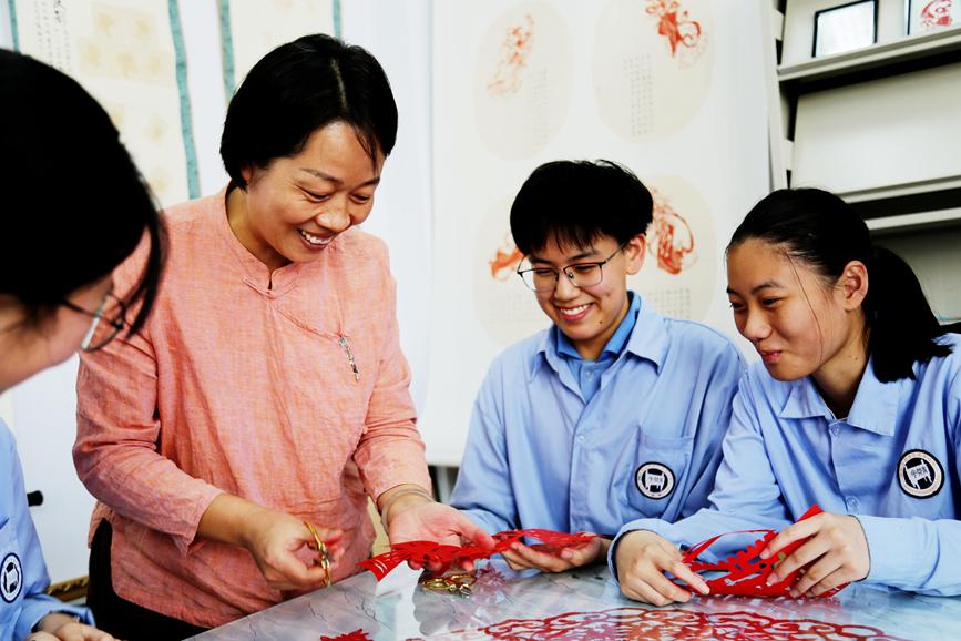 河南安阳:巧手剪纸迎国庆 同心祝福献祖国