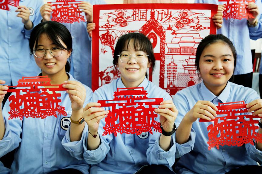 河南安阳:巧手剪纸迎国庆 同心祝福献祖国