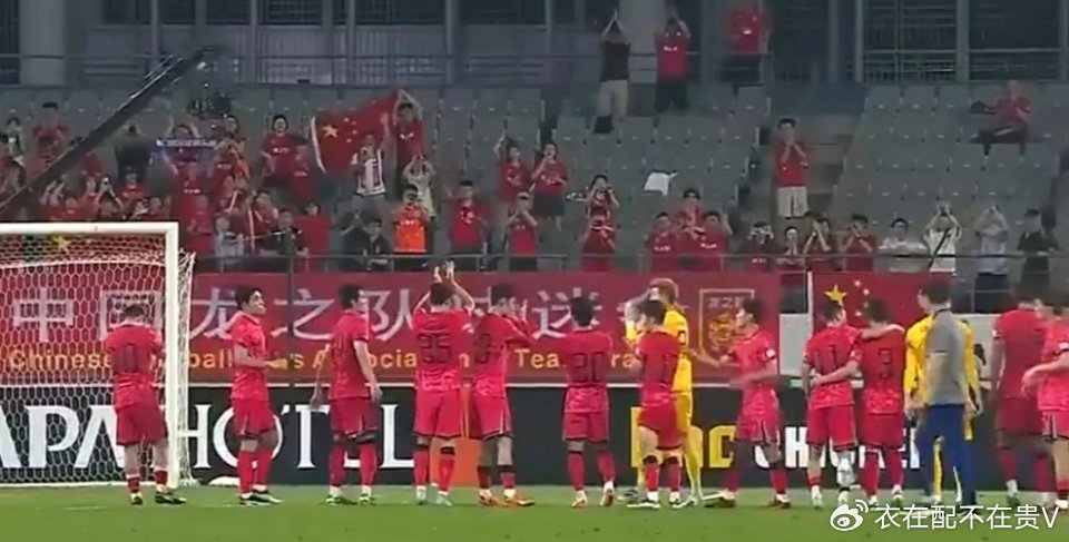 足坛一夜动态：韩国鞠躬感谢中国球迷！谢文能中暑呕吐 巴萨续约门神