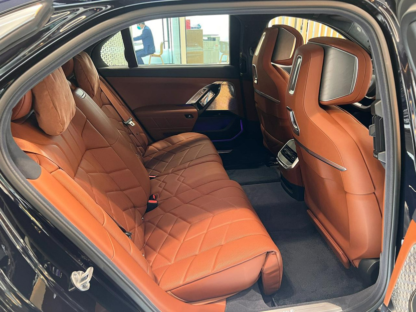 比奔驰EQS顶配贵10多万,德系D级纯电轿车你选谁?宝马i7到店实拍