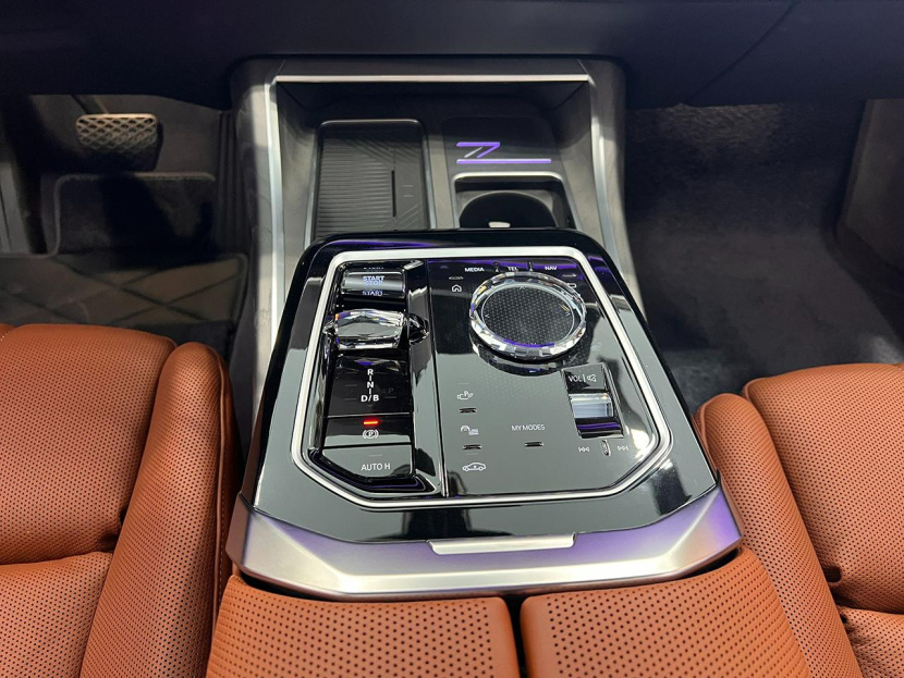 比奔驰EQS顶配贵10多万,德系D级纯电轿车你选谁?宝马i7到店实拍