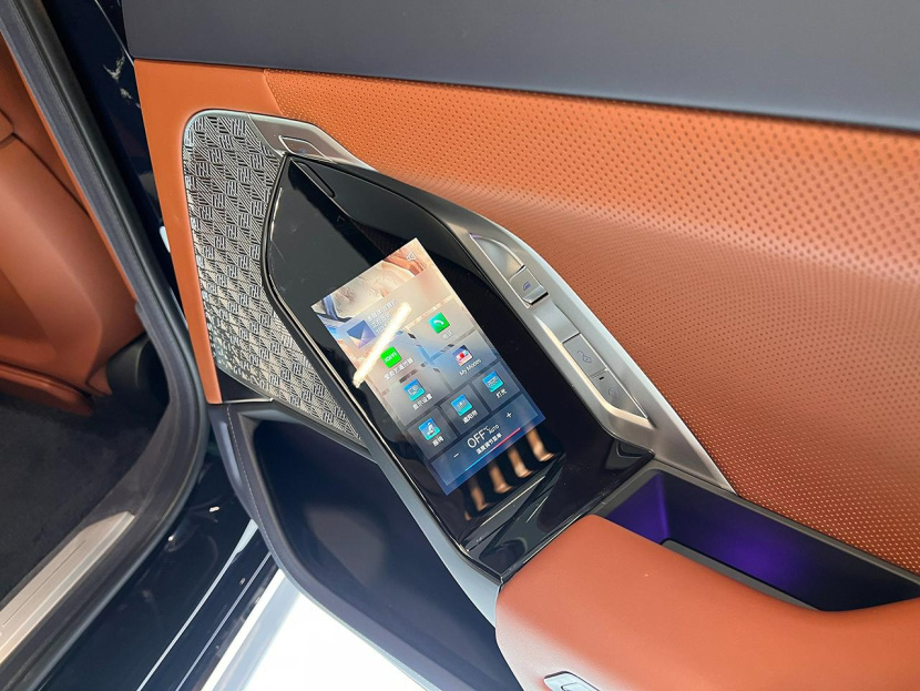 比奔驰EQS顶配贵10多万,德系D级纯电轿车你选谁?宝马i7到店实拍