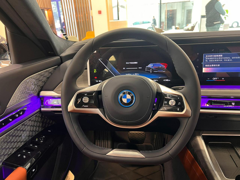 比奔驰EQS顶配贵10多万,德系D级纯电轿车你选谁?宝马i7到店实拍