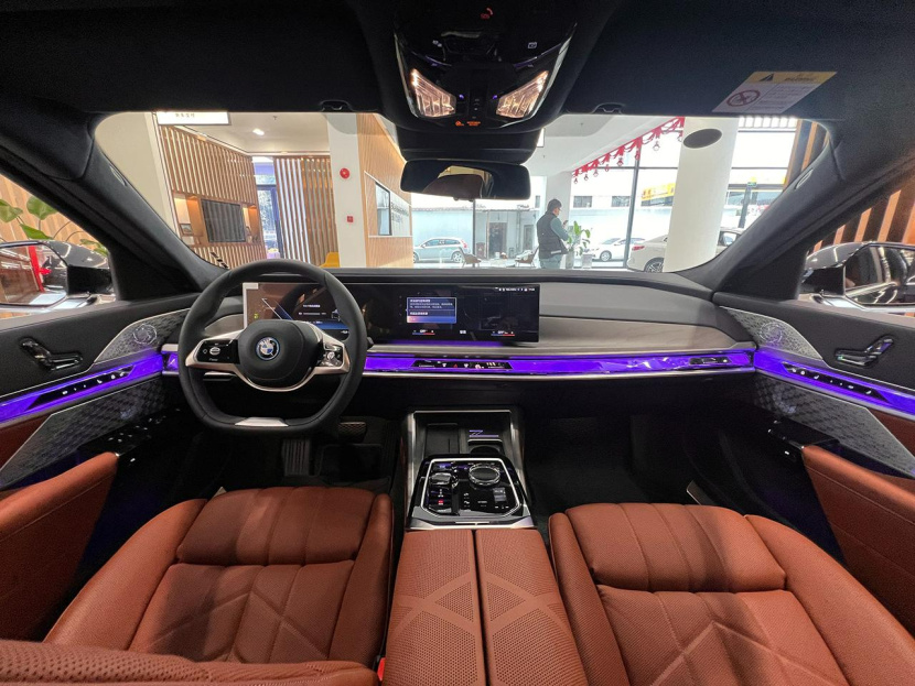 比奔驰EQS顶配贵10多万,德系D级纯电轿车你选谁?宝马i7到店实拍