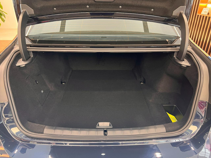 比奔驰EQS顶配贵10多万,德系D级纯电轿车你选谁?宝马i7到店实拍