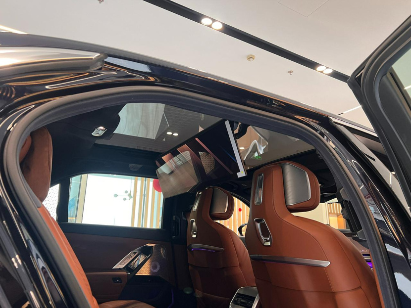 比奔驰EQS顶配贵10多万,德系D级纯电轿车你选谁?宝马i7到店实拍