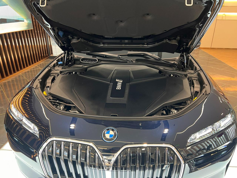 比奔驰EQS顶配贵10多万,德系D级纯电轿车你选谁?宝马i7到店实拍