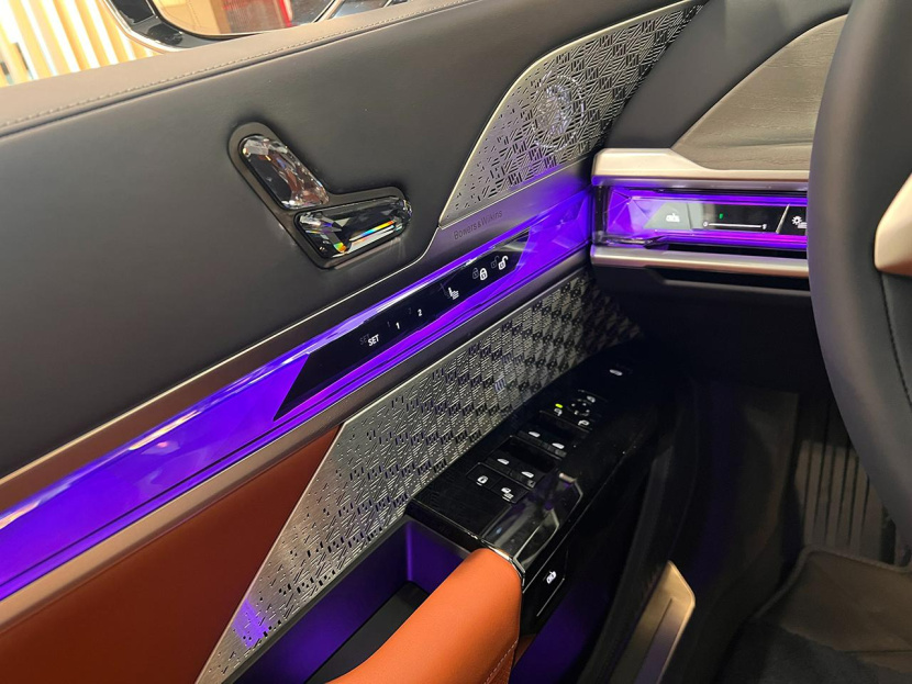 比奔驰EQS顶配贵10多万,德系D级纯电轿车你选谁?宝马i7到店实拍