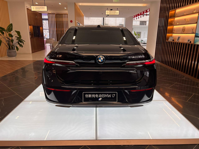 比奔驰EQS顶配贵10多万,德系D级纯电轿车你选谁?宝马i7到店实拍
