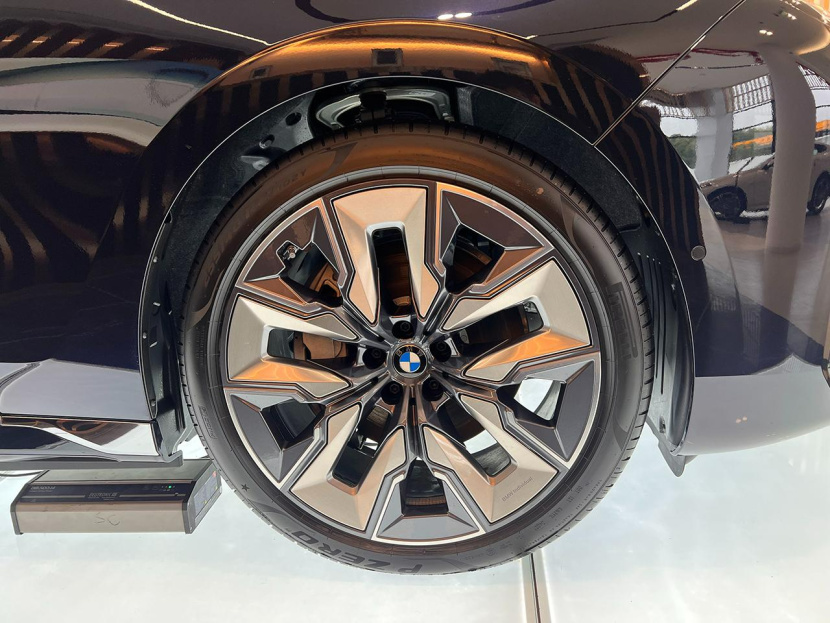 比奔驰EQS顶配贵10多万,德系D级纯电轿车你选谁?宝马i7到店实拍