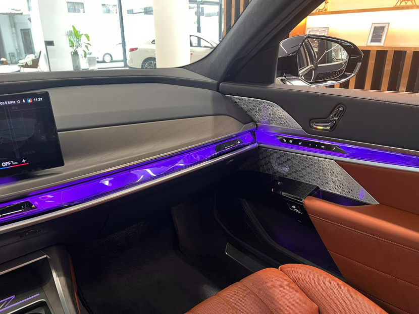 比奔驰EQS顶配贵10多万,德系D级纯电轿车你选谁?宝马i7到店实拍