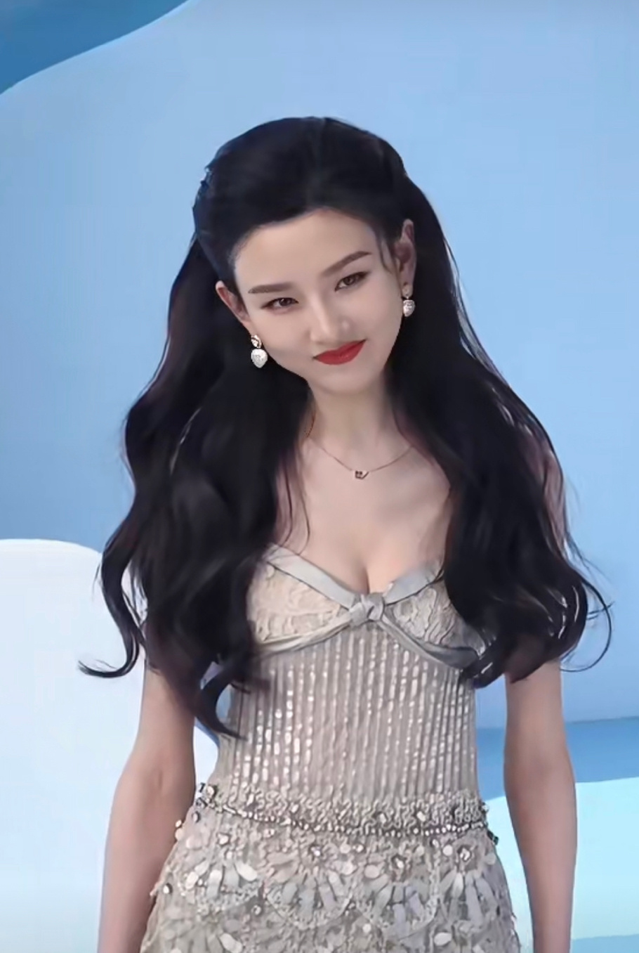 宋祖儿华伦天奴品牌活动直拍，明艳又精致！