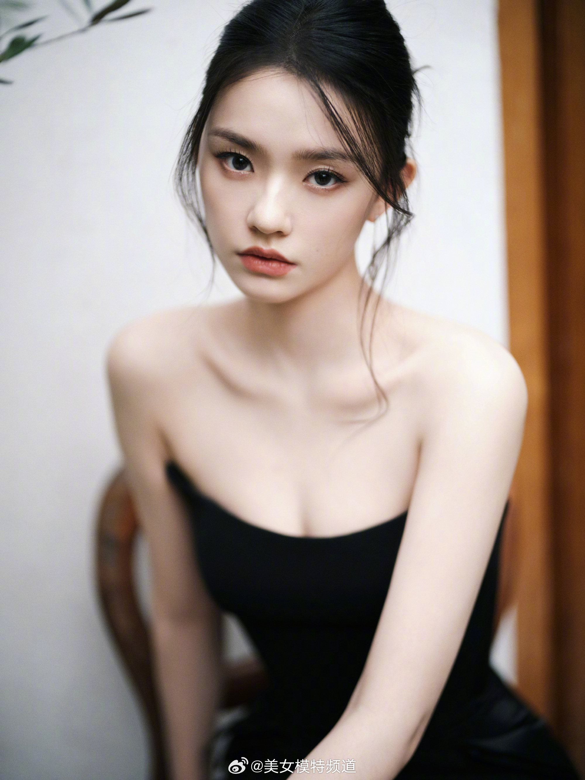 林允黑色抹胸鱼尾裙随拍