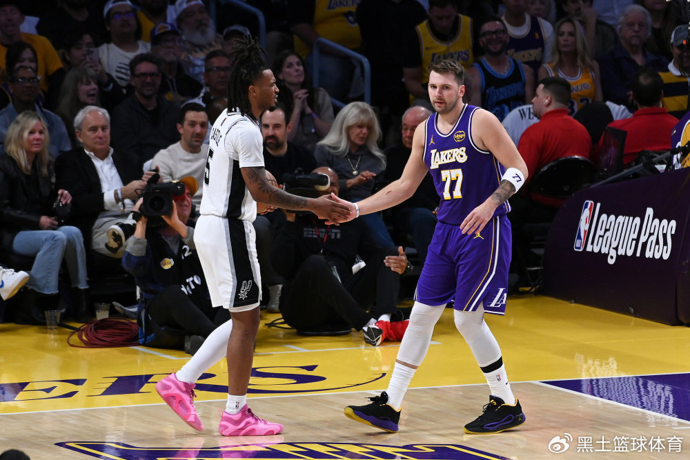 NBA重大错判！最后0.4秒错判湖人碰球出界：吃大亏仍险胜马刺