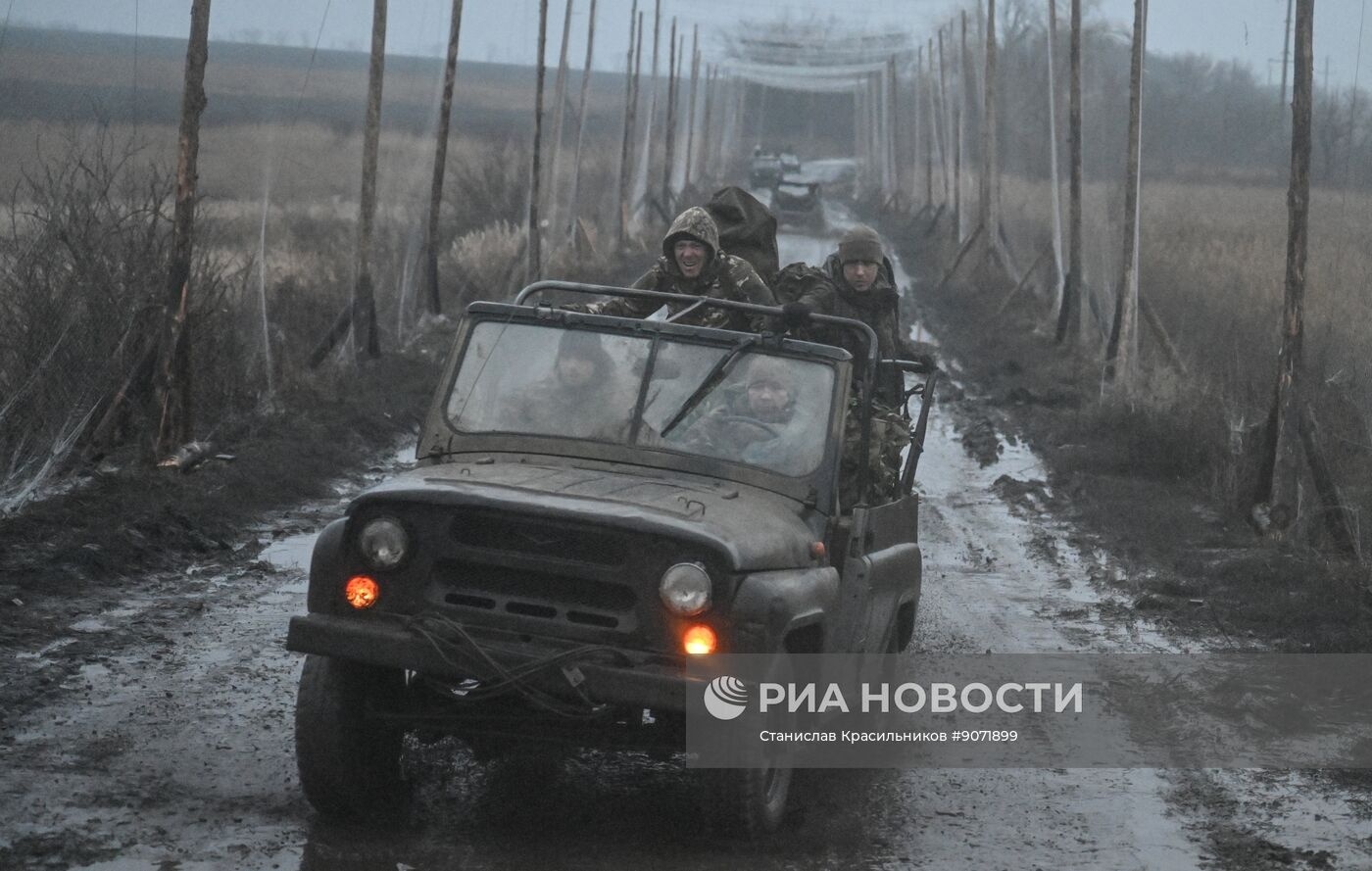 交战双方的后勤补给，皮卡，全地形车，摩托车，布满渔网的泥泞道路