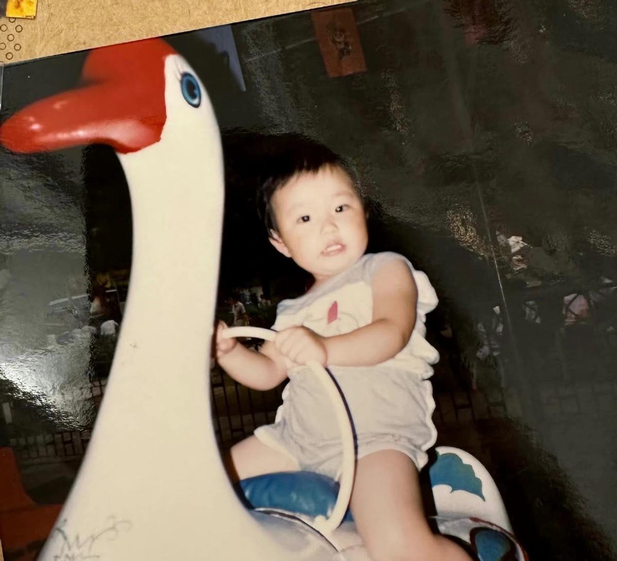 周扬青童年照曝光,整容变脸惨遭网友嘲讽,本人却幽默回怼