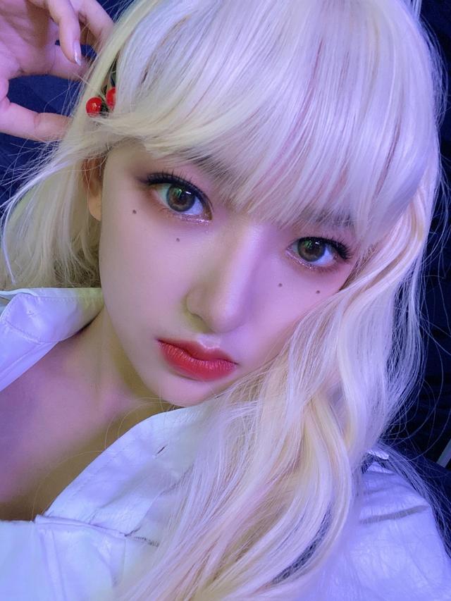 程潇银发亮眼晒自拍美照皮肤白皙妆容精致